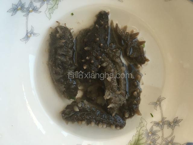 准备6个水发的海参，用清水冲洗干净沥干水分。