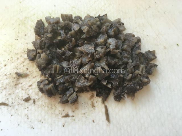 把海参切成碎块。