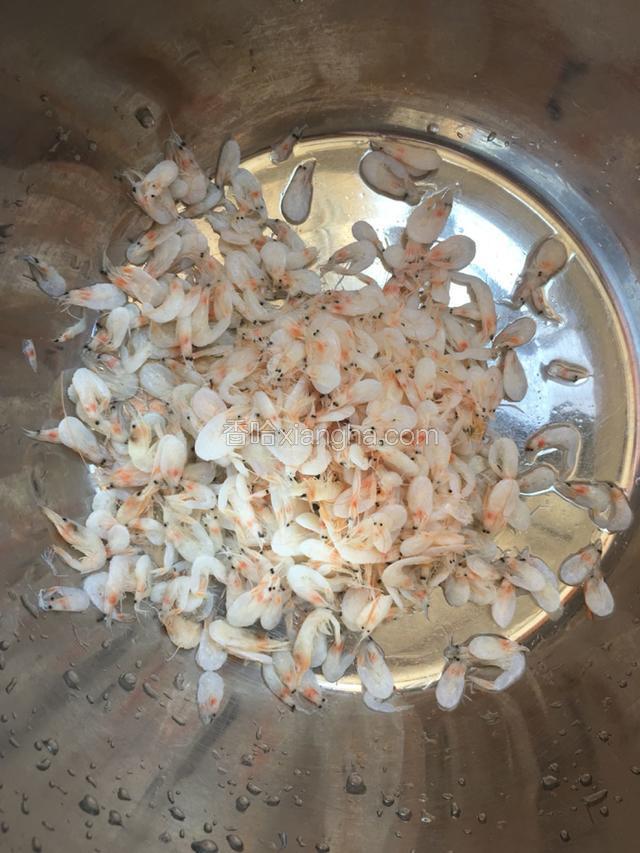 把虾皮用凉水浸泡一会去盐份，捞出沥干。