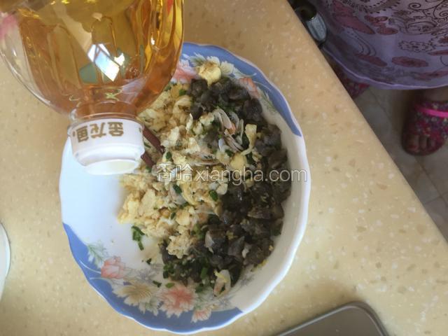 加入虾皮，加入色拉油开始调味。