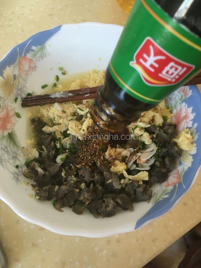 放入蚝油。