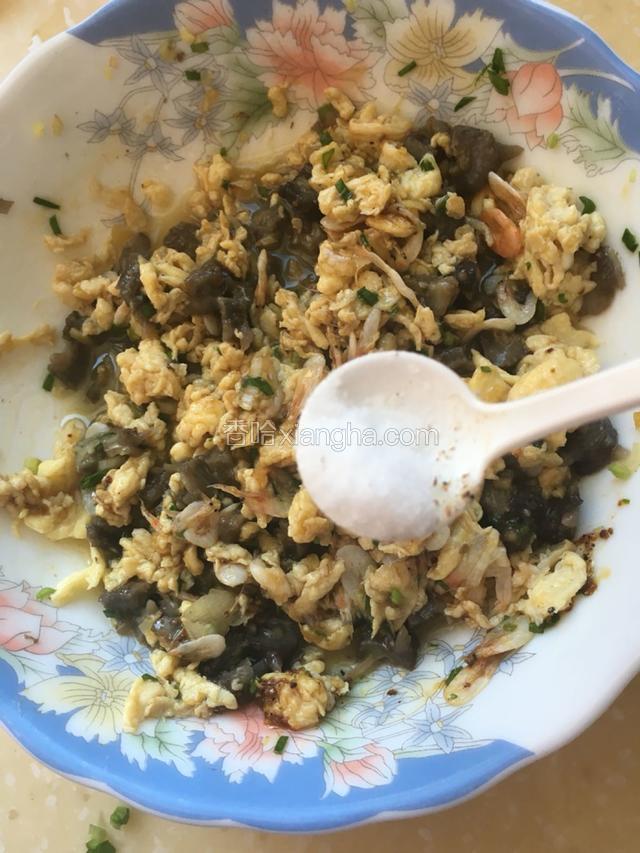 放入精盐和味精。