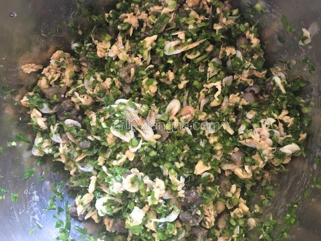 再放入韭菜沫搅拌均匀，馅料制作完成。