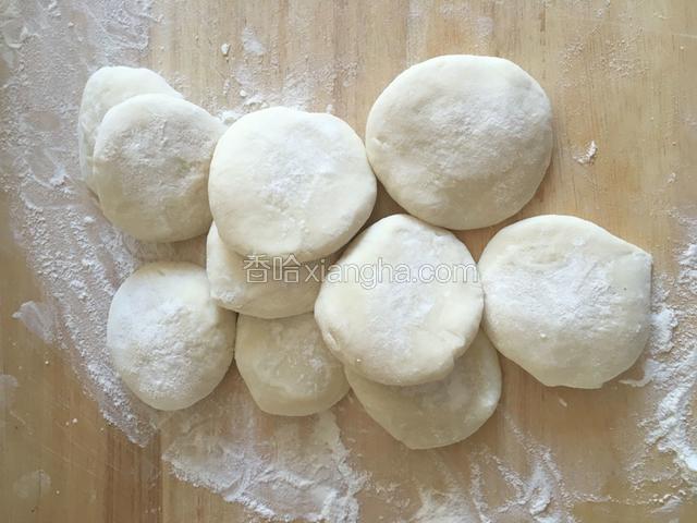 揪成挤子，大小得饺子挤子的2倍吧。