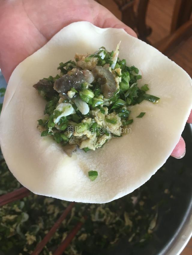 把馅料放入面皮中心。