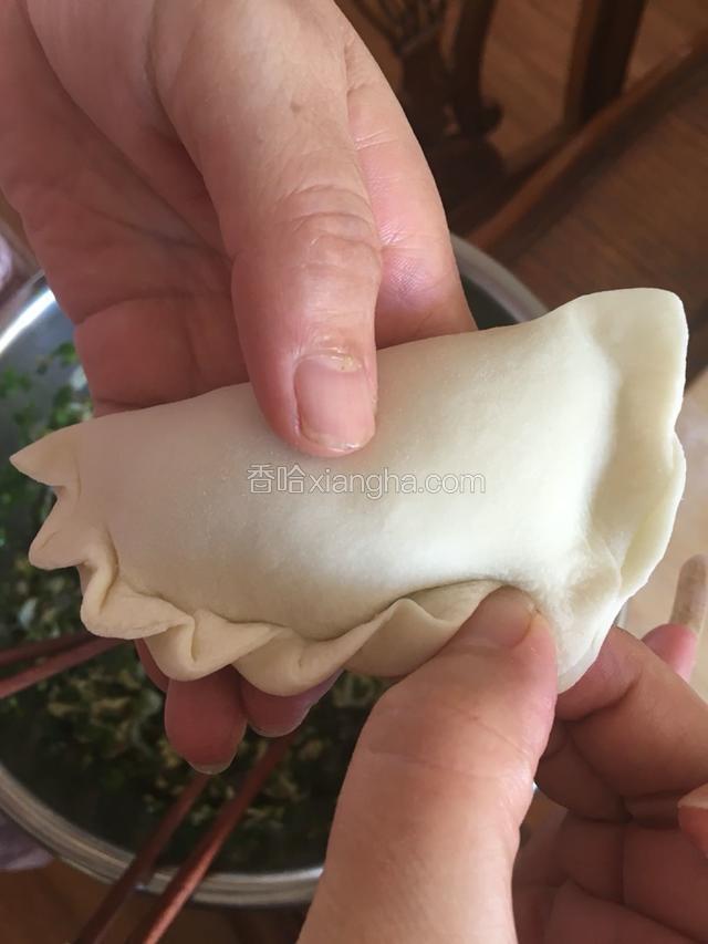 捏成皱。