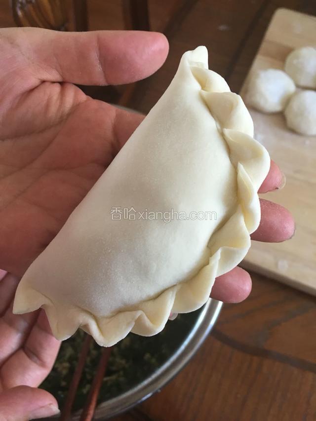 捏到头，犹如月牙型，韭菜盒子包好了。