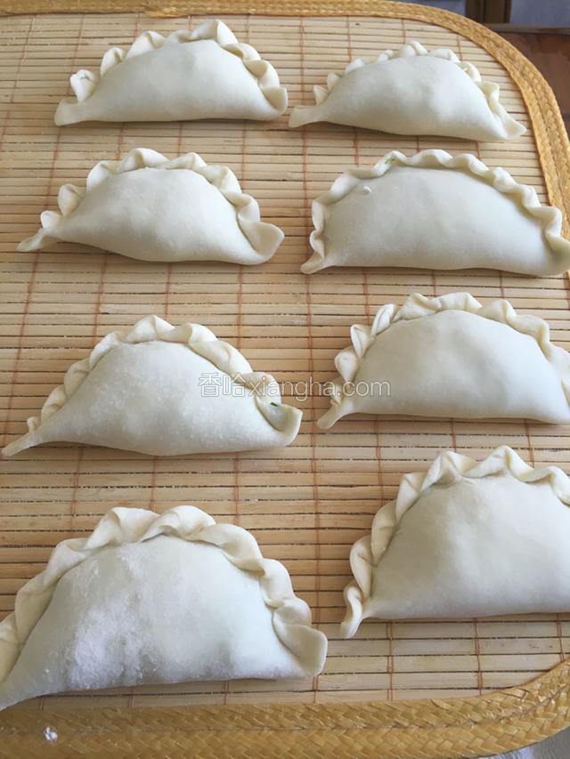 整齐码放在竹帘上备用。