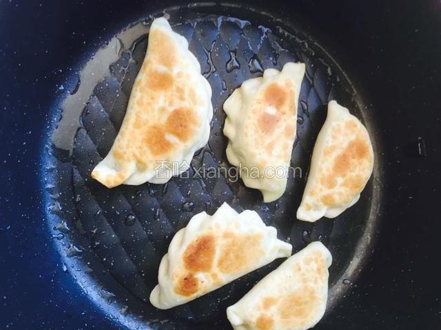 一面煎至金黄色。