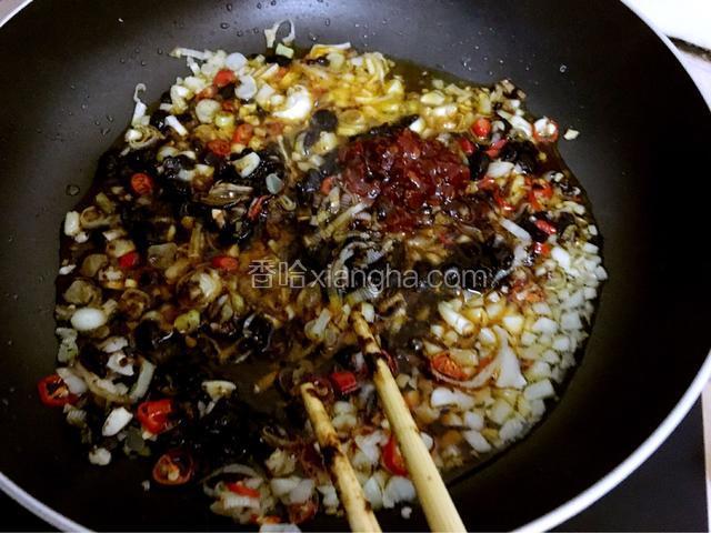 放点豆瓣酱豆瓣酱爆香、味道会更好、更香。