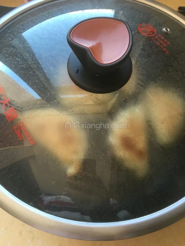 翻过身，接着煎另一面。向锅中倒入少许凉水，盖上锅盖小火焖煮一会儿，侍水快干了，打开锅盖继续煎至金黄色，关火。煎生煎包类似。