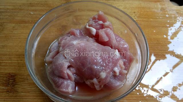 猪肉洗干净切片，放入料酒跟生粉腌几分钟。