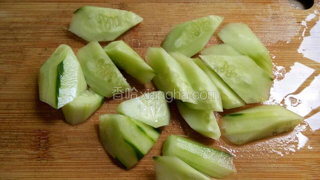 青瓜去皮切块。