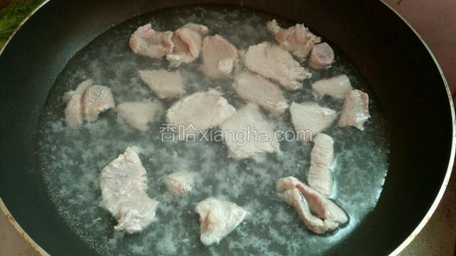 将肉片焯水。