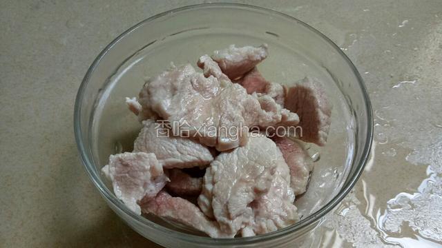 焯好水的肉片。