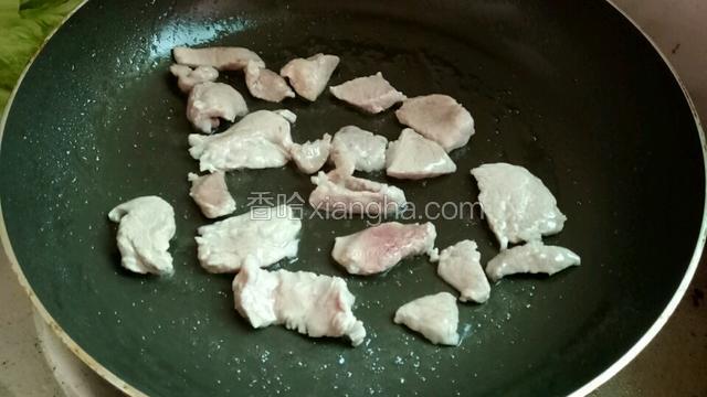 热锅下油，加点盐在锅底晕开，倒入肉片炒熟。