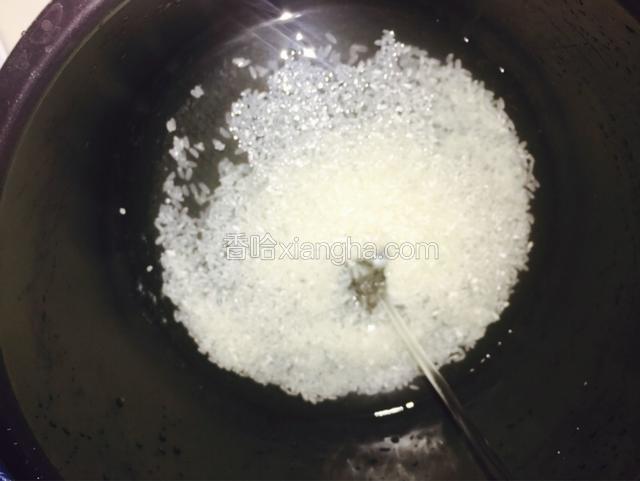 将大米洗净，添比做米饭多两倍的清水。