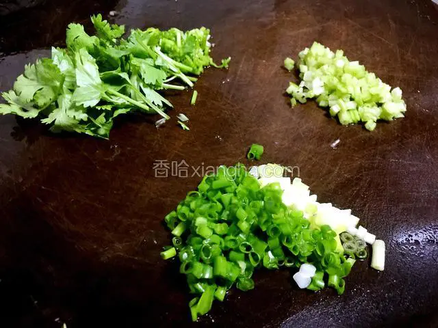 葱、芹菜梗和香菜切碎。