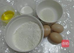 草莓蛋糕卷的做法图解1