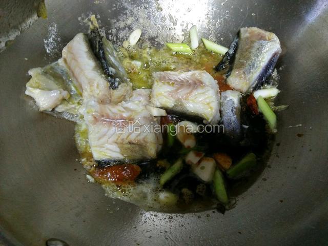 稍微炒一下，就加料酒，酱油