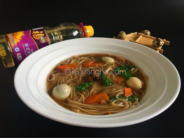 美味哒青菜肉丝面满满的正能量。
