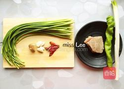 蒜薹炒肉丝的做法图解1