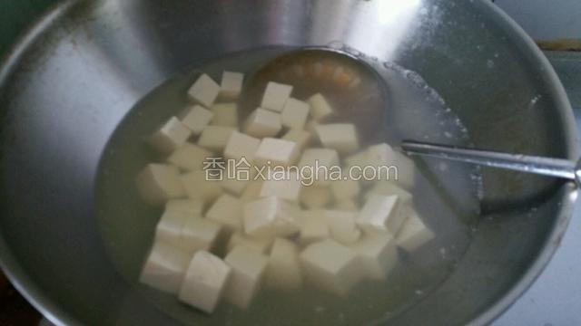 豆腐切小块，锅中加入适量水烧开，下入豆腐，加入少许盐，焯一下捞出沥干