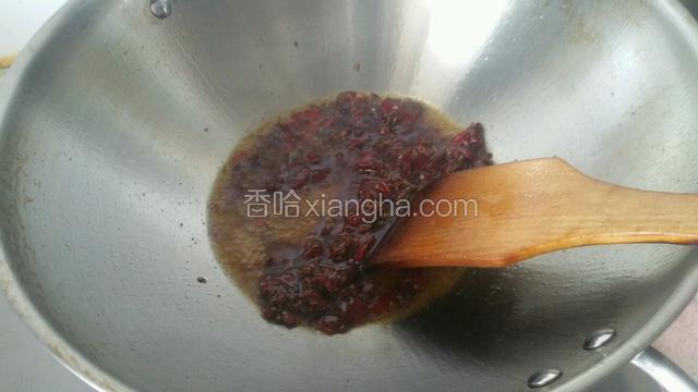 锅中加入少许油，下葱花，辣椒酱翻炒出红油