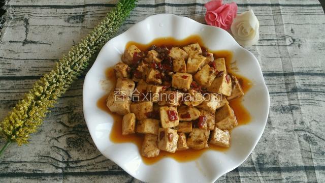 大火烧开后，小火收汁，麻椒粒擀碎撒在豆腐上即可出锅装盘