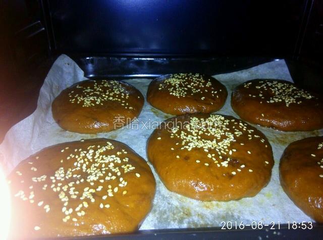烤箱200度预热5分钟，然后把月饼坯子摆放在烤盘上，中层烤25分钟。因为烤箱的差异，和各家饼的大小不一样，具体时间，要根据实际情况多加观察，上下调整。