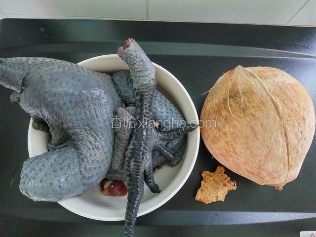 乌鸡洗净、剁件