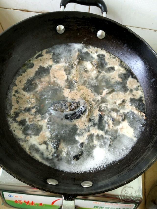下水放少许料酒绰出血水、捞起