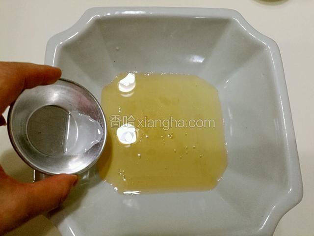转化糖浆倒入稍大点碗中，加入枧水。