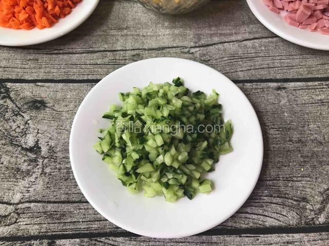 青瓜洗净切丁