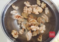 芹菜炒核桃仁的做法图解3