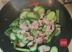 青瓜椒炒瘦肉的做法图解7