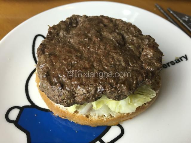 再铺上牛肉饼；