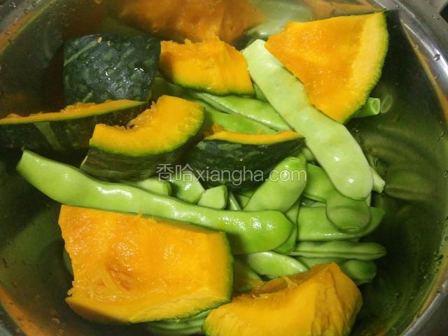 豆角洗净，窝瓜洗净切大块