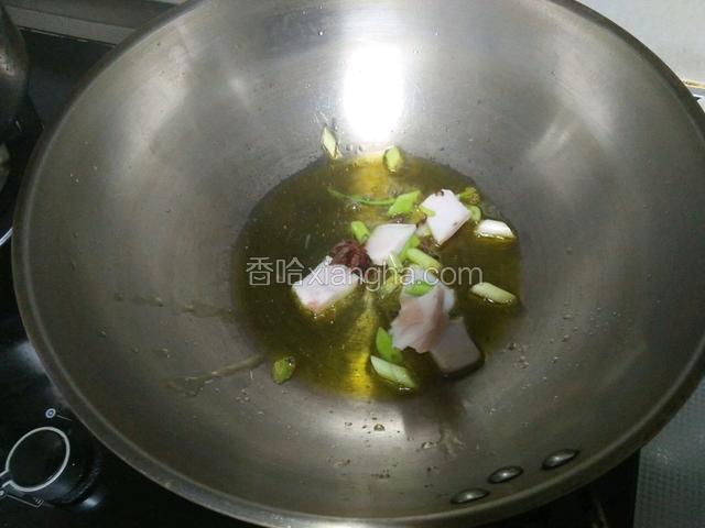 热锅下油，油热下步骤二所有材料