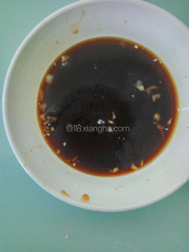 豆腐切成适当大小，用盐水浸泡十分钟左右，把其他作料和成酱汁，加适量水