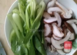 鸡汤蔬菜香菇面的做法图解1