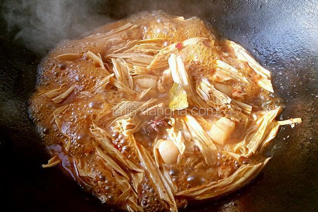 放腐竹和五花肉一起翻炒，放适量食盐，鸡精调味，然后倒适量清水，放入八角和香叶，小火焖20分钟。