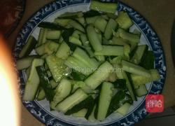 黄瓜炒瘦肉的做法图解2