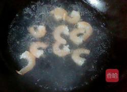 腰果百合炒虾仁的做法图解2