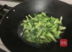 浇肉西兰花的做法图解1