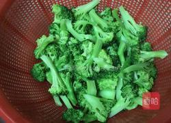 浇肉西兰花的做法图解2