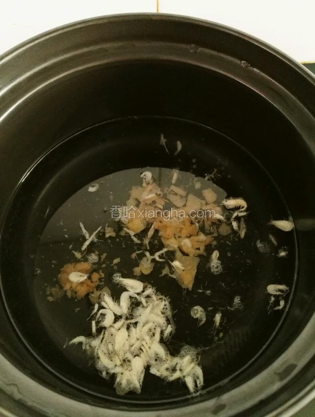 加入适量虾皮，冬菜煮开
