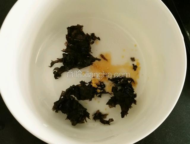 拿一个大碗放入紫菜，盐，鸡精，香油