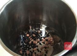 黑豆花生豆浆的做法图解2