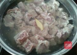 玉米排骨汤的做法图解2